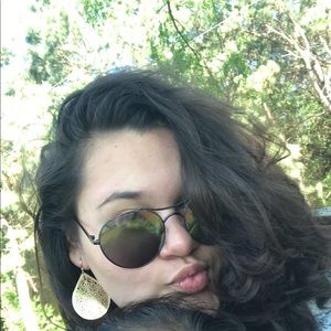 Meet your Posher, Yanet